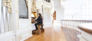 Cembalistin spielt weiße Orgel in Bremen