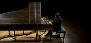 Lea Suter sitzt am Chembalo